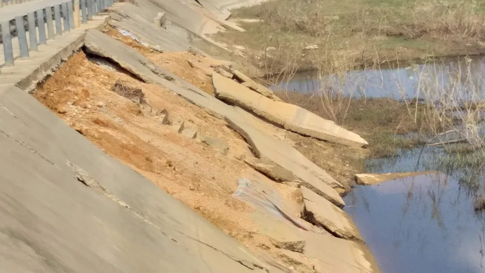 Bờ kè đường vượt lũ ở Hà Tĩnh bị sạt lở nghiêm trọng  ảnh 3