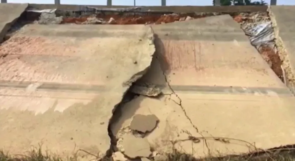 Bờ kè đường vượt lũ ở Hà Tĩnh bị sạt lở nghiêm trọng  ảnh 2