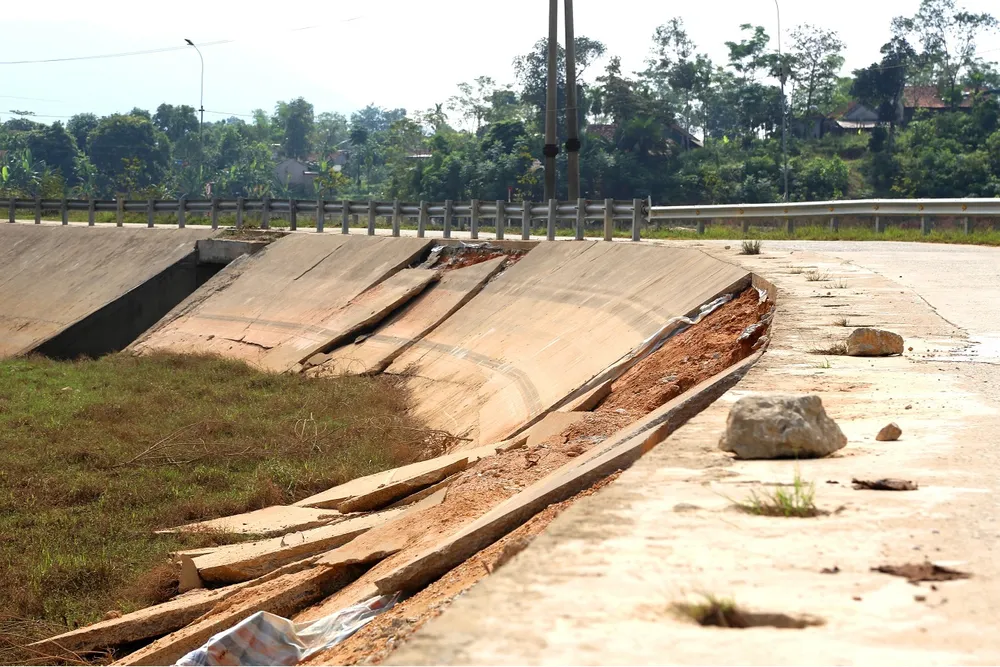 Bờ kè đường vượt lũ ở Hà Tĩnh bị sạt lở nghiêm trọng  ảnh 1