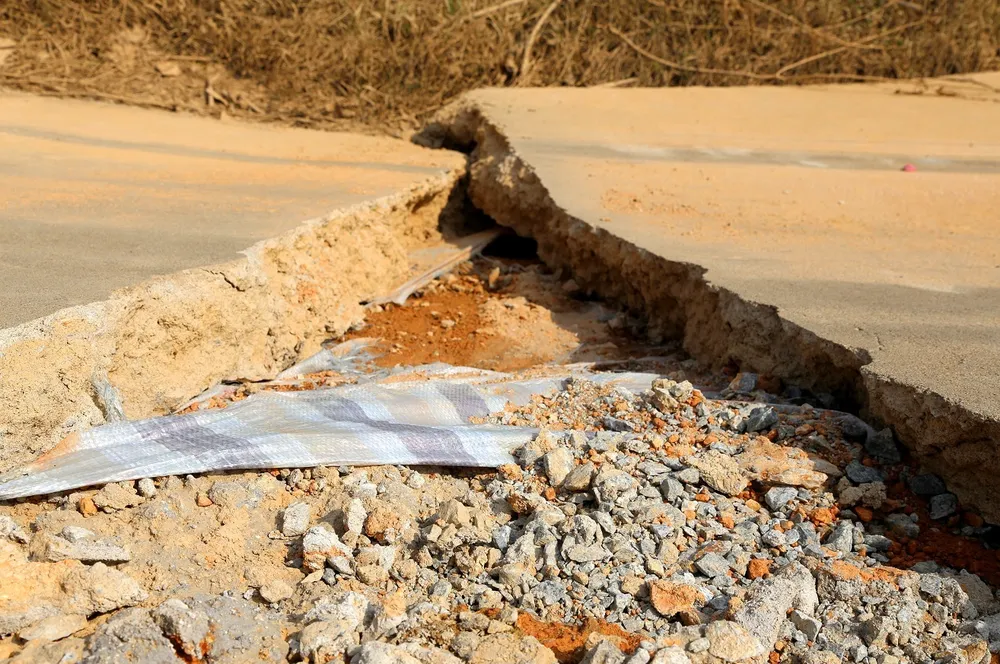 Bờ kè đường vượt lũ ở Hà Tĩnh bị sạt lở nghiêm trọng  ảnh 5