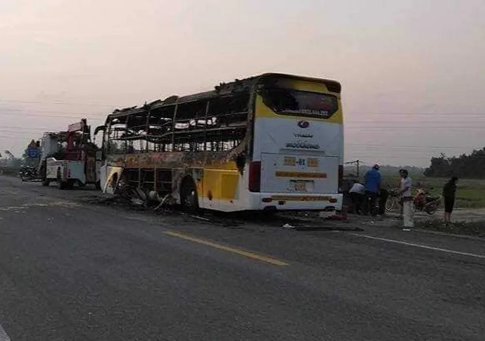 Thêm ô tô khách bị cháy trên quốc lộ 1 ảnh 1