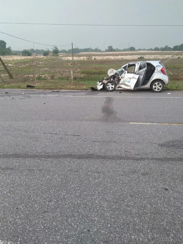 Va chạm giữa ô tô tải và taxi, 2 người tử vong ảnh 1