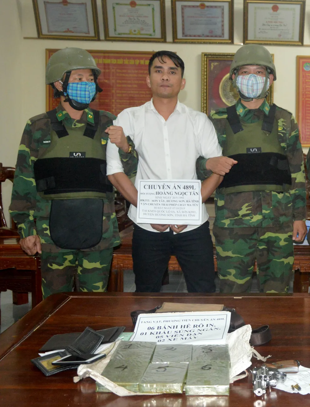 Bắt giữ đối tượng vận chuyển 6 bánh heroin cùng súng và 5 viên đạn qua biên giới ảnh 3
