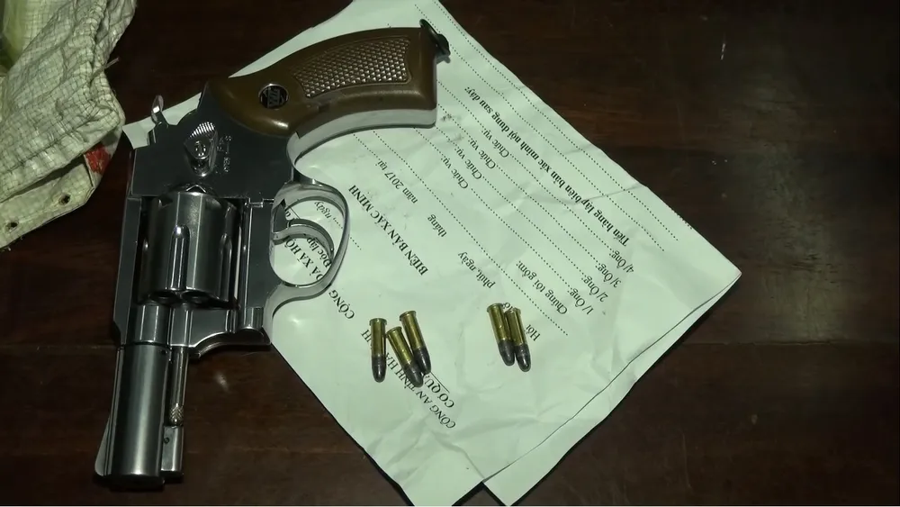 Bắt giữ đối tượng vận chuyển 6 bánh heroin cùng súng và 5 viên đạn qua biên giới ảnh 2