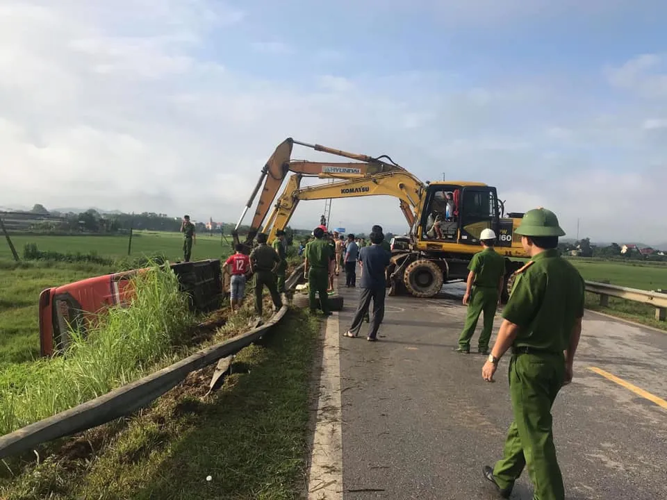 Lật ô tô khách ở Hà Tĩnh, 1 người tử vong, nhiều người bị thương ảnh 9