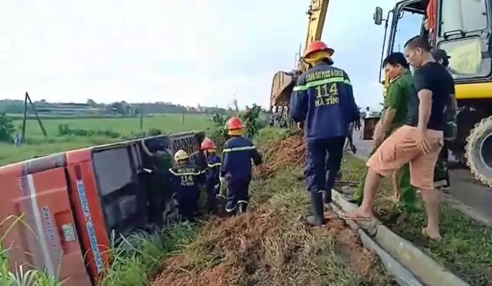 Lật ô tô khách ở Hà Tĩnh, 1 người tử vong, nhiều người bị thương ảnh 7