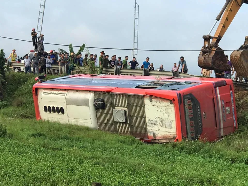 Lật ô tô khách ở Hà Tĩnh, 1 người tử vong, nhiều người bị thương ảnh 5