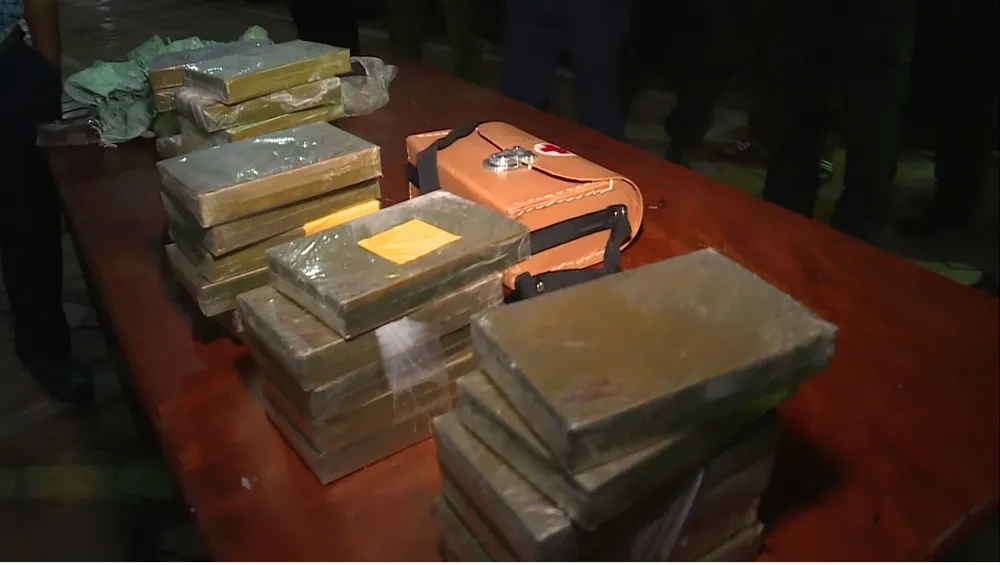 Bắt giữ 2 đối tượng vận chuyển 30 bánh heroin, 6.000 viên ma túy tổng hợp ảnh 6