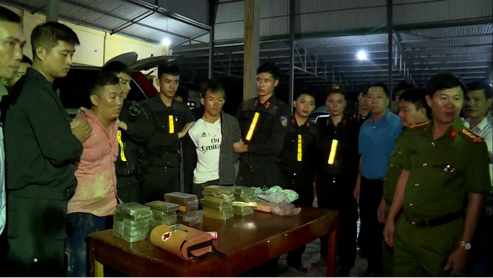 Hai đối tượng Hà Văn Sính và Giàng Seo Chỉnh bị bắt giữ cùng tang vật