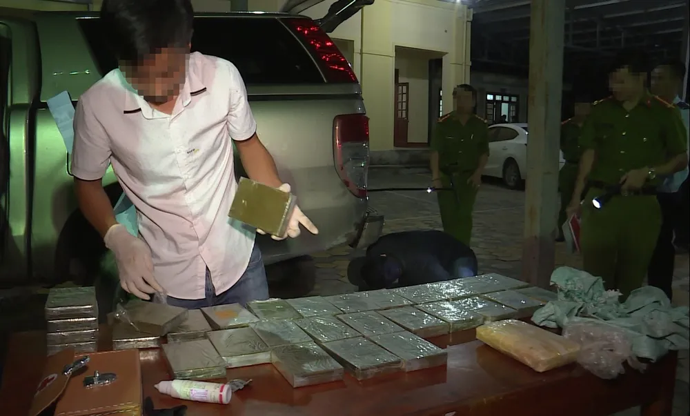 Bắt giữ 2 đối tượng vận chuyển 30 bánh heroin, 6.000 viên ma túy tổng hợp ảnh 4