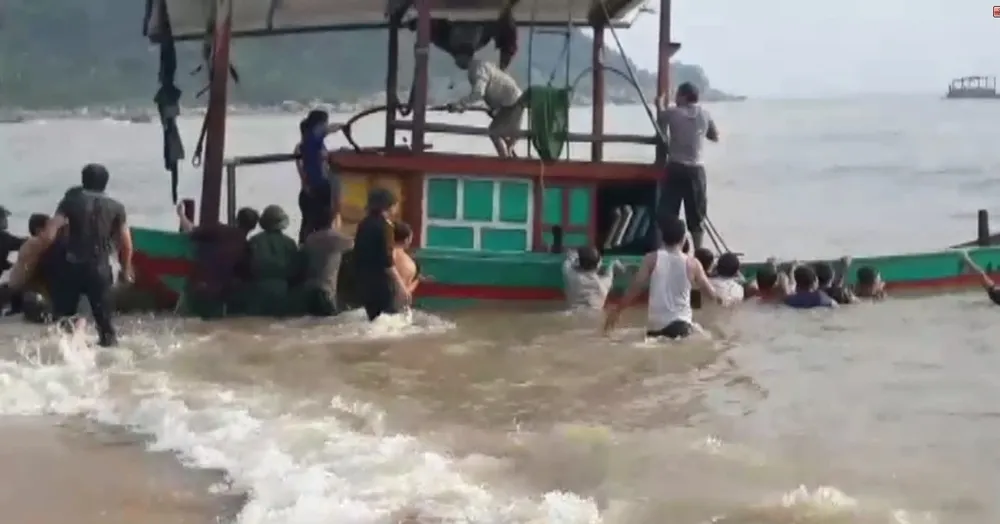 Cứu hộ thành công 3 ngư dân gặp nạn trên biển Hà Tĩnh ảnh 1