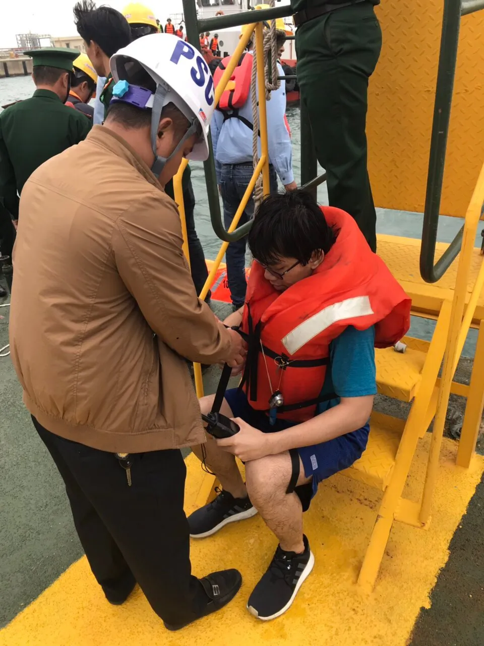 Tàu gặp sự cố trên biển Hà Tĩnh, 18 thuyền viên đã được đưa vào bờ an toàn ảnh 4