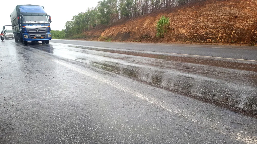 Nguy cơ mất an toàn giao thông trên Quốc lộ 1A tuyến tránh Hà Tĩnh ảnh 1