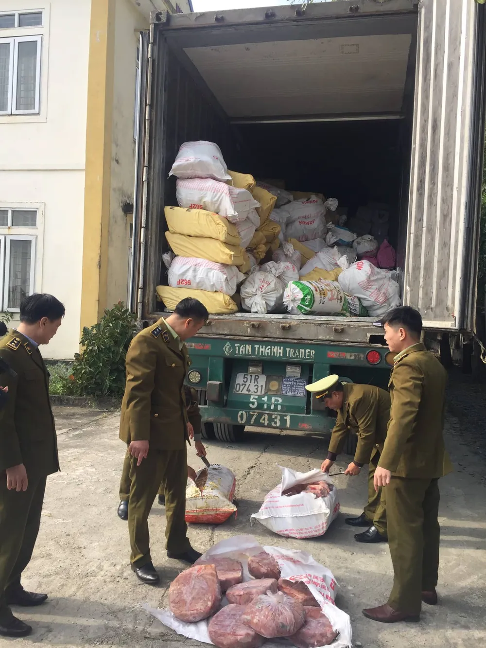 Phát hiện xe container vận chuyển hơn 10 tấn nội tạng động vật bốc mùi hôi ảnh 1