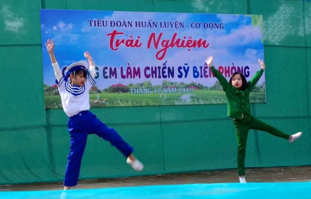 Học sinh, giáo viên thích thú trải nghiệm "Chúng em làm chiến sĩ biên phòng" ảnh 15