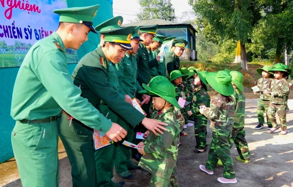 Học sinh, giáo viên thích thú trải nghiệm "Chúng em làm chiến sĩ biên phòng" ảnh 10