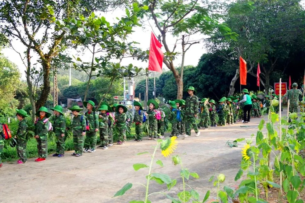 Học sinh, giáo viên thích thú trải nghiệm "Chúng em làm chiến sĩ biên phòng" ảnh 9