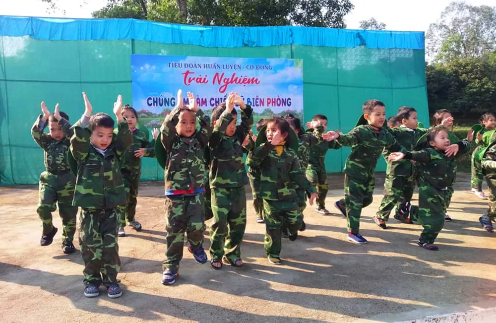 Học sinh, giáo viên thích thú trải nghiệm "Chúng em làm chiến sĩ biên phòng" ảnh 13