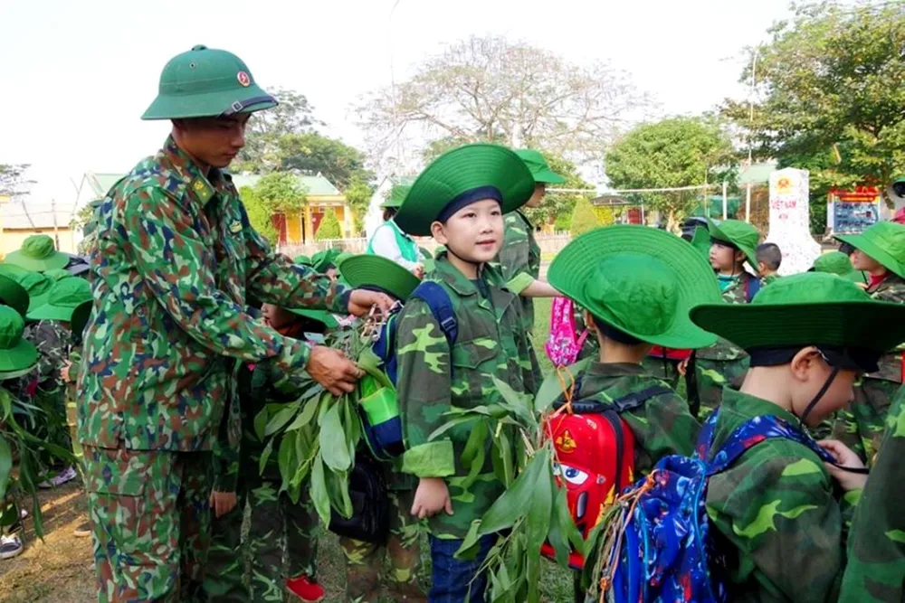 Học sinh, giáo viên thích thú trải nghiệm "Chúng em làm chiến sĩ biên phòng" ảnh 11
