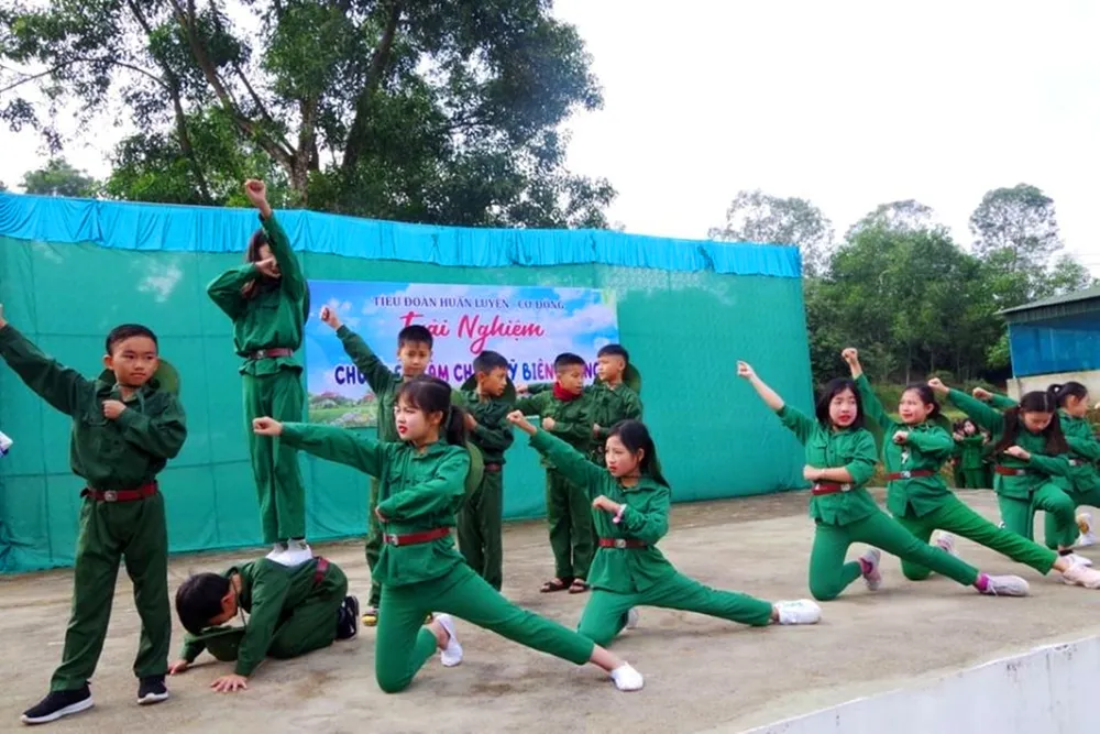 Học sinh, giáo viên thích thú trải nghiệm "Chúng em làm chiến sĩ biên phòng" ảnh 14