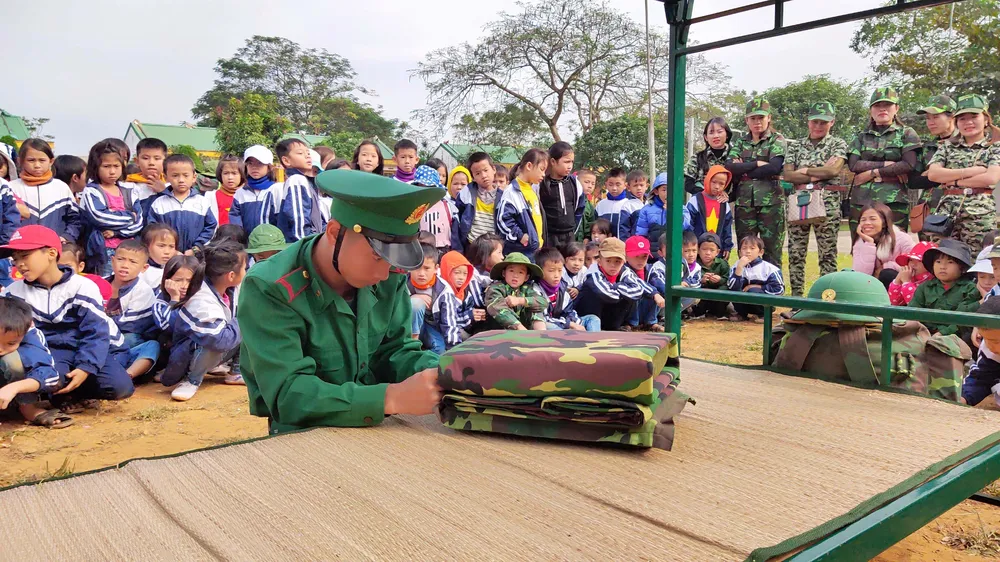 Học sinh, giáo viên thích thú trải nghiệm "Chúng em làm chiến sĩ biên phòng" ảnh 3