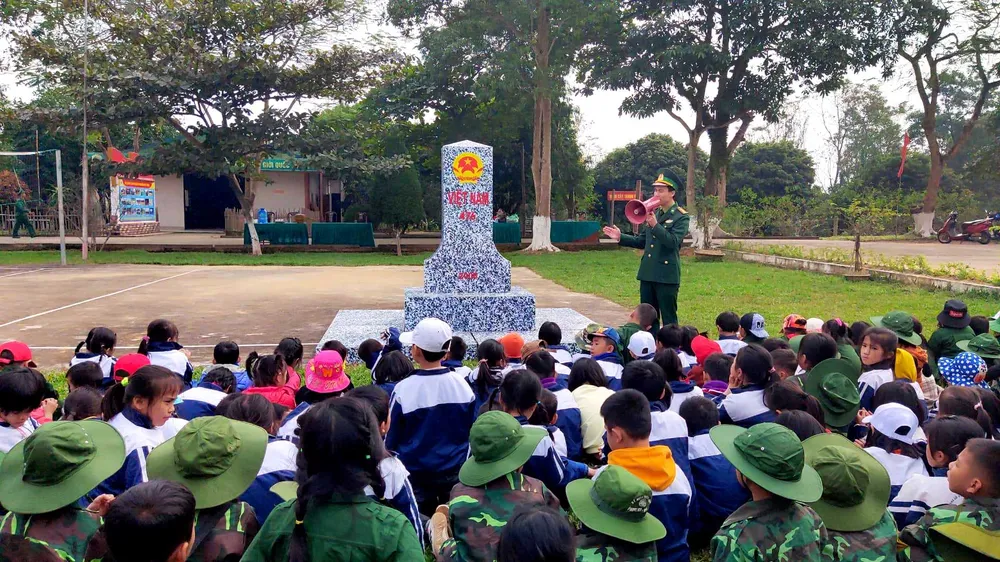 Giới thiệu về cột mốc biên giới cho các em học sinh