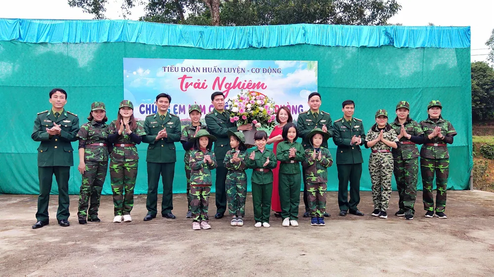 Học sinh, giáo viên thích thú trải nghiệm "Chúng em làm chiến sĩ biên phòng" ảnh 6