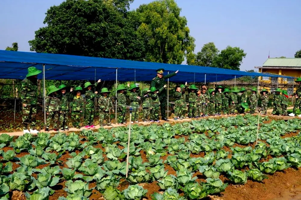 Học sinh, giáo viên thích thú trải nghiệm "Chúng em làm chiến sĩ biên phòng" ảnh 7