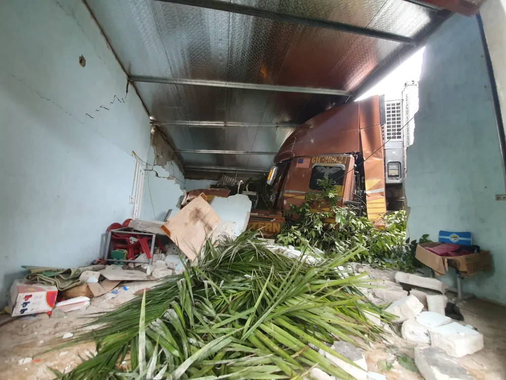 Xe container và xe tải lao vào nhà dân, nhiều người may mắn thoát nạn ảnh 7