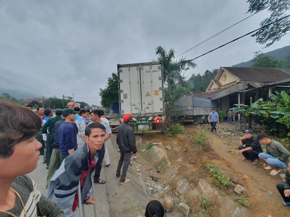Xe container và xe tải lao vào nhà dân, nhiều người may mắn thoát nạn ảnh 2