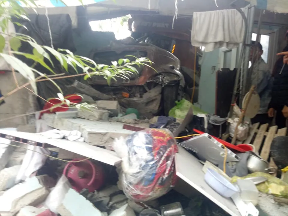 Xe container và xe tải lao vào nhà dân, nhiều người may mắn thoát nạn ảnh 10