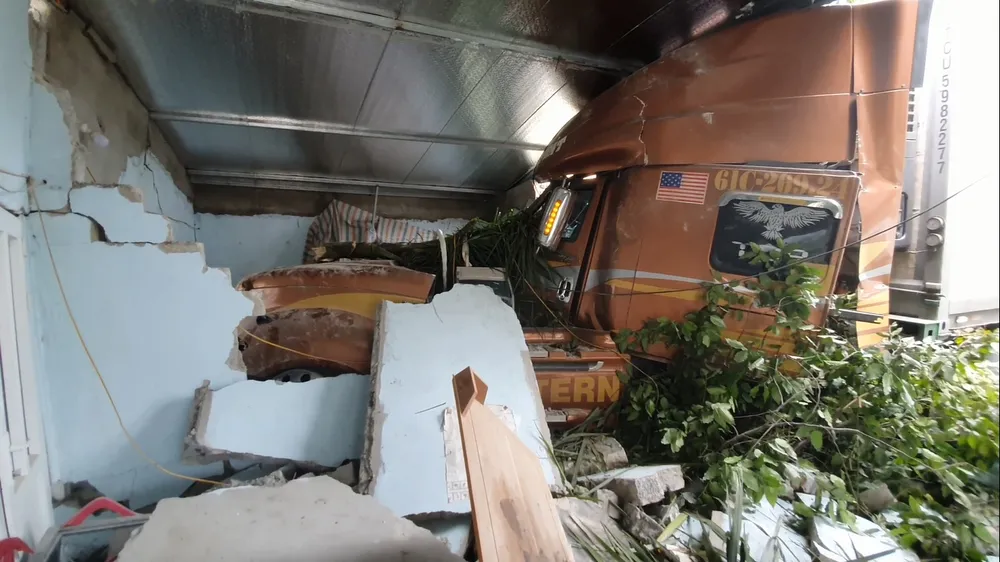 Xe container và xe tải lao vào nhà dân, nhiều người may mắn thoát nạn ảnh 1