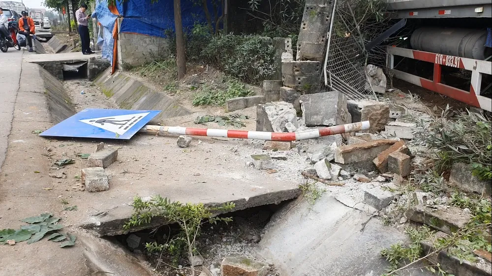 Xe container và xe tải lao vào nhà dân, nhiều người may mắn thoát nạn ảnh 8