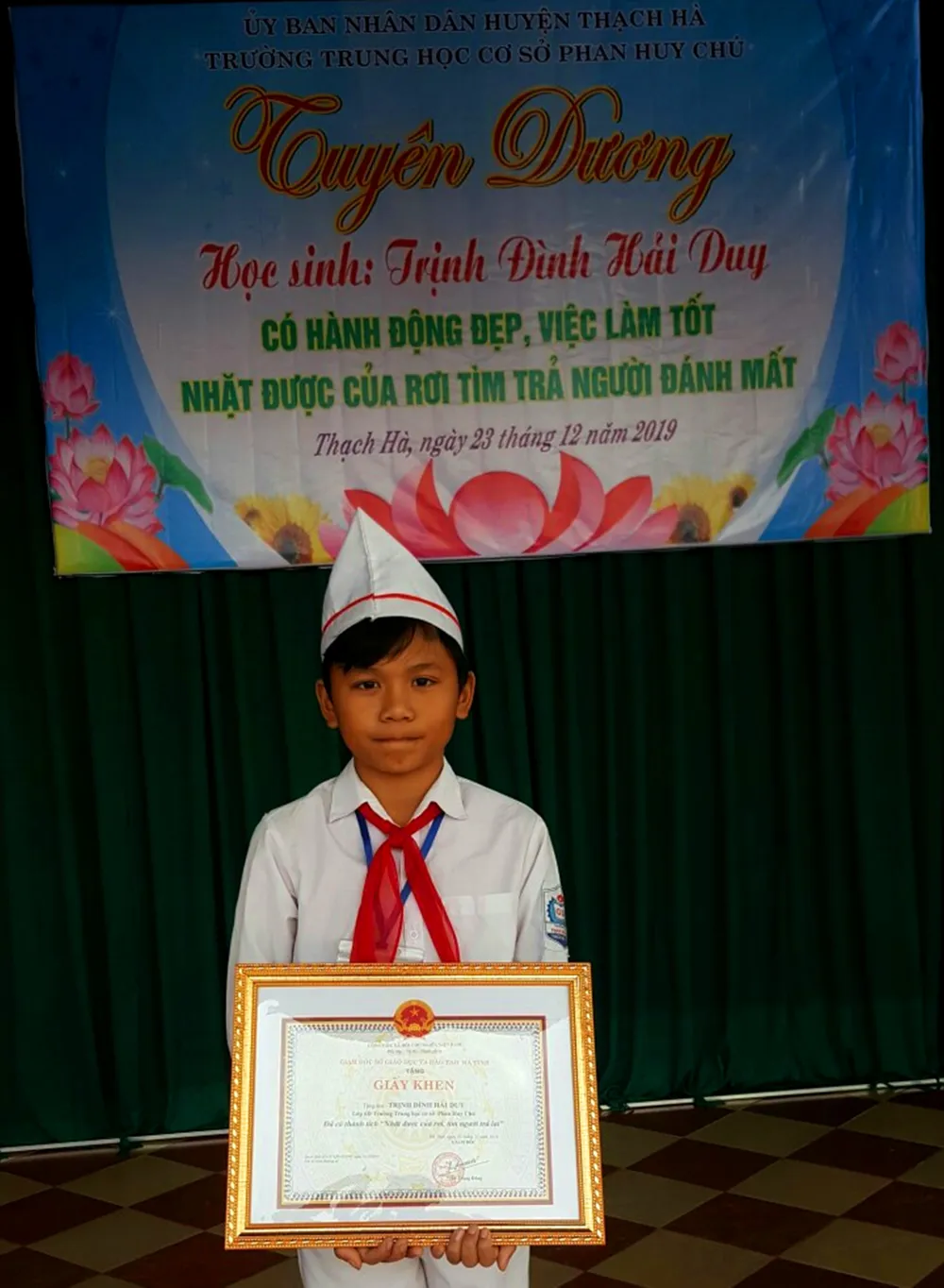 Tặng giấy khen cho học sinh lớp 6 không tham của rơi ảnh 1