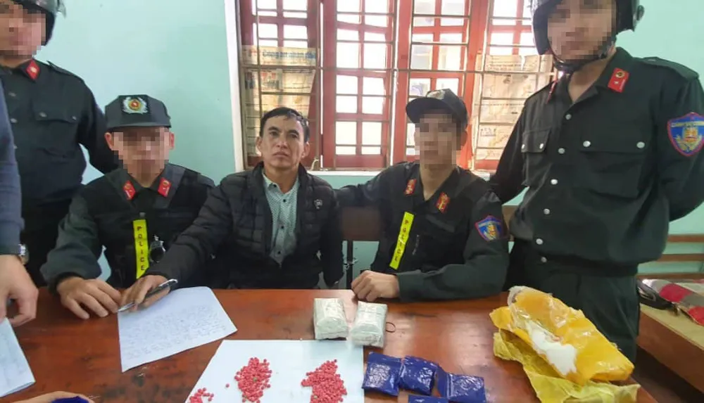 Bắt giữ đối tượng mang 6.000 viên ma túy đi tiêu thụ ảnh 1