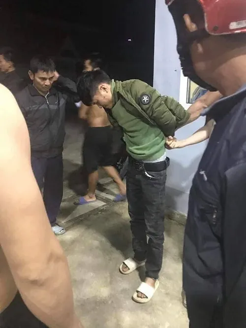  Manh động dùng dao khống chế nhân viên cửa hàng xăng dầu để cướp tiền ảnh 1