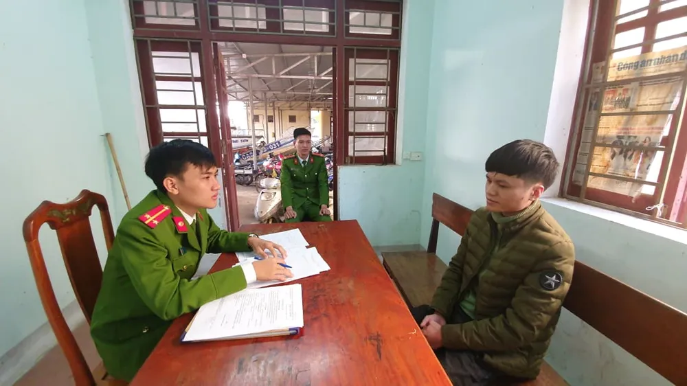  Manh động dùng dao khống chế nhân viên cửa hàng xăng dầu để cướp tiền ảnh 3