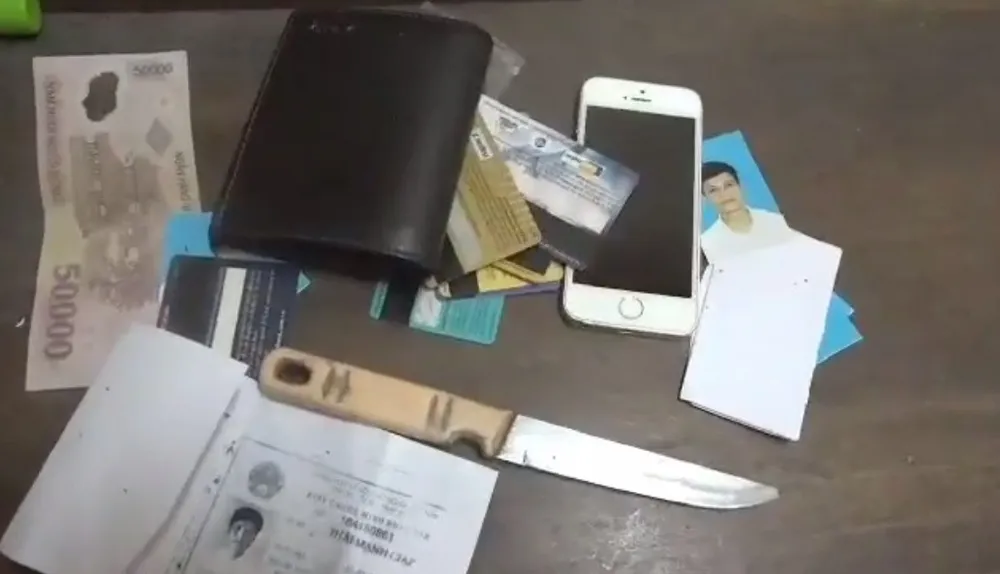  Manh động dùng dao khống chế nhân viên cửa hàng xăng dầu để cướp tiền ảnh 4