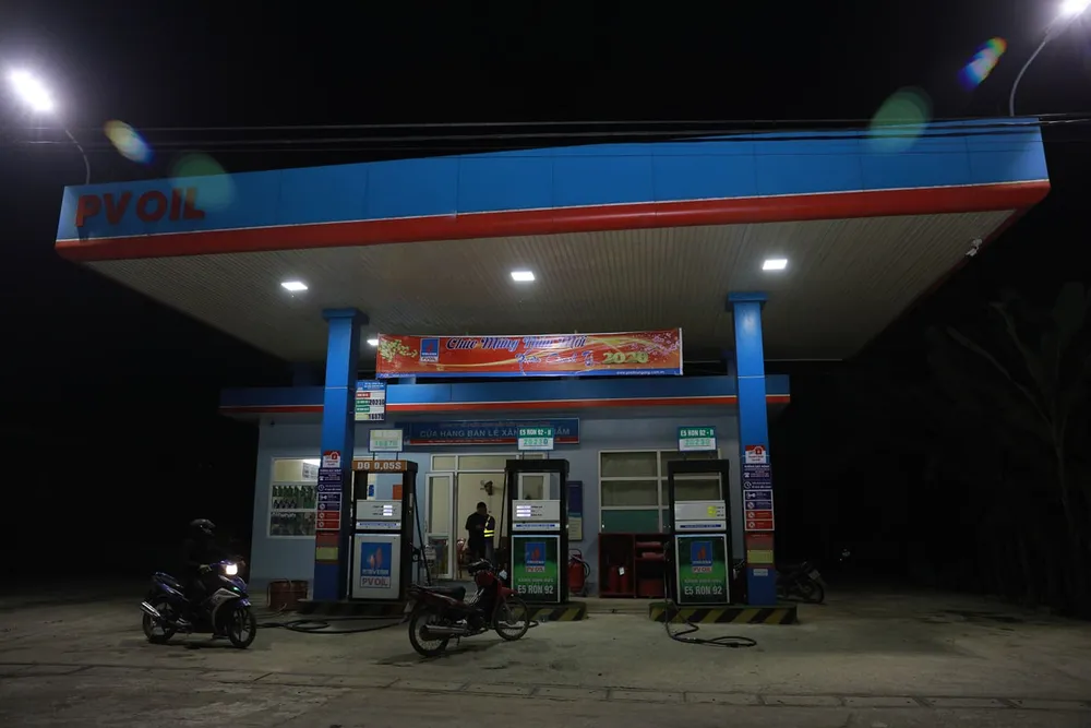 Khởi tố đối tượng dùng dao khống chế nhân viên cửa hàng xăng dầu để cướp tiền ảnh 2