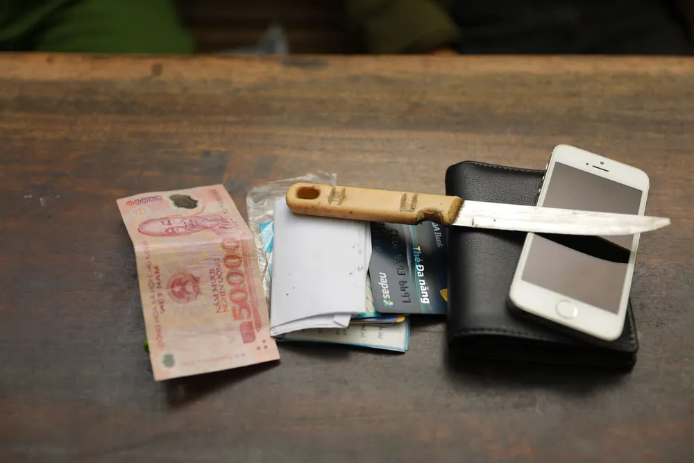 Khởi tố đối tượng dùng dao khống chế nhân viên cửa hàng xăng dầu để cướp tiền ảnh 1