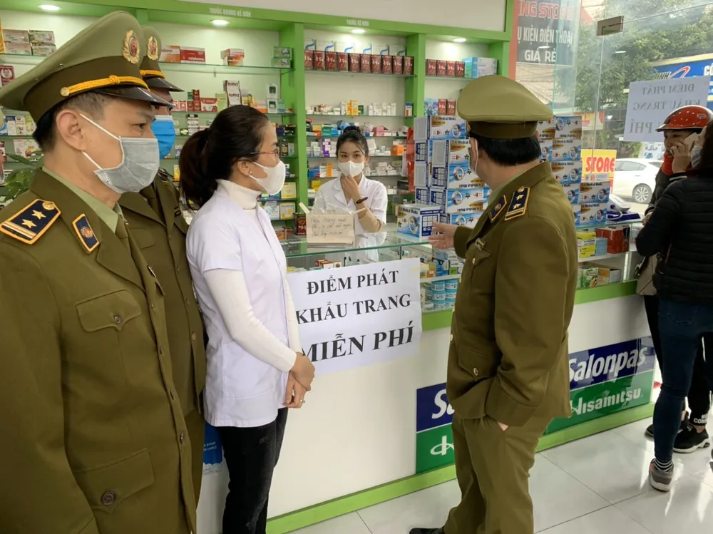 Nhiều cơ sở kinh doanh, quầy thuốc ở Hà Tĩnh phát miễn phí khẩu trang cho người dân ảnh 3