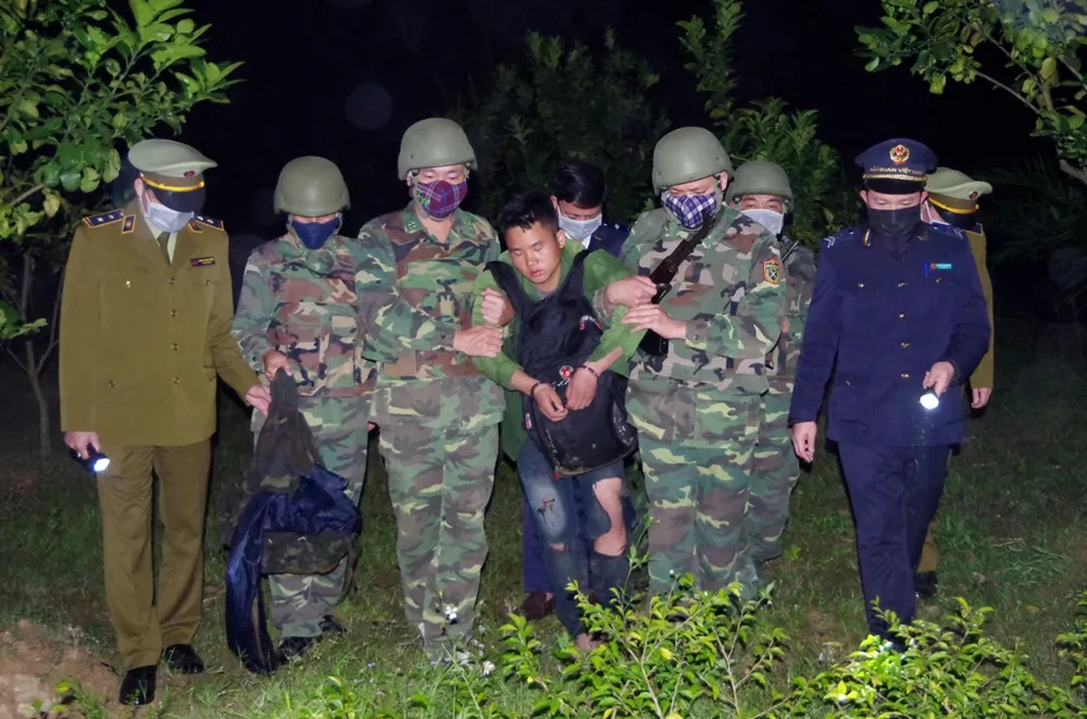 Bắt giữ đối tượng cắt rừng vận chuyển 36.000 viên hồng phiến và 4kg ma túy đá vào Việt Nam ảnh 1