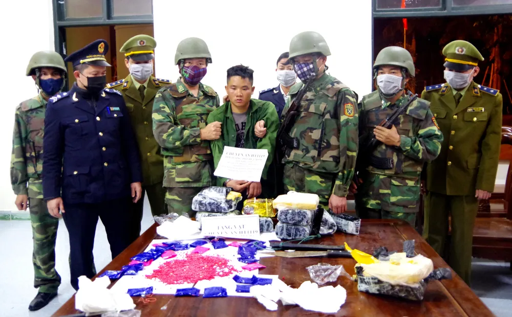 Bắt giữ đối tượng cắt rừng vận chuyển 36.000 viên hồng phiến và 4kg ma túy đá vào Việt Nam ảnh 2