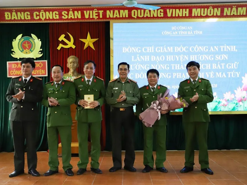 Bắt giữ 2 đối tượng, thu giữ 45kg ma túy đá ảnh 3