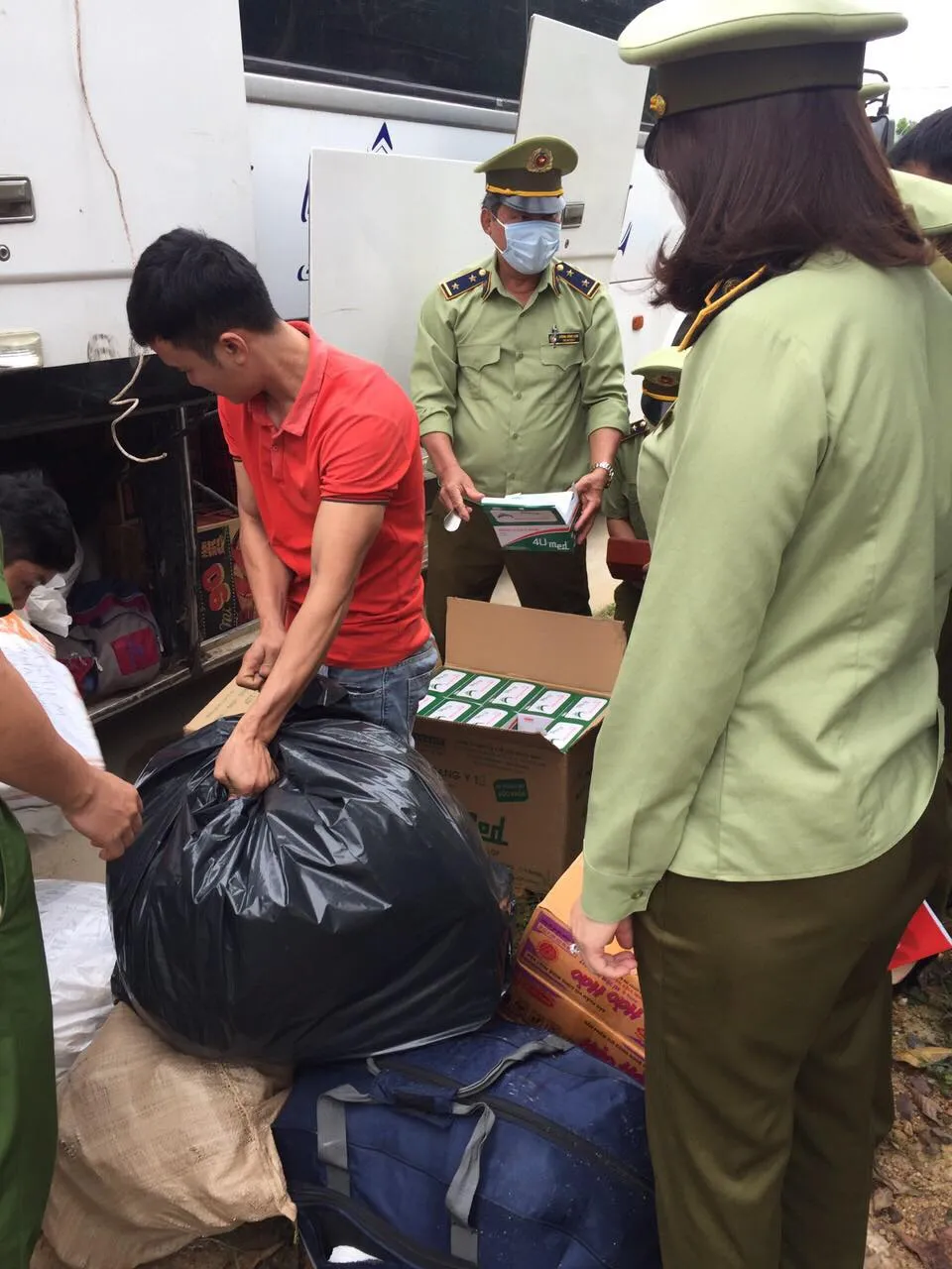 Phát hiện ô tô khách vận chuyển gần 30.000 khẩu trang y tế từ Việt Nam sang Lào ảnh 3