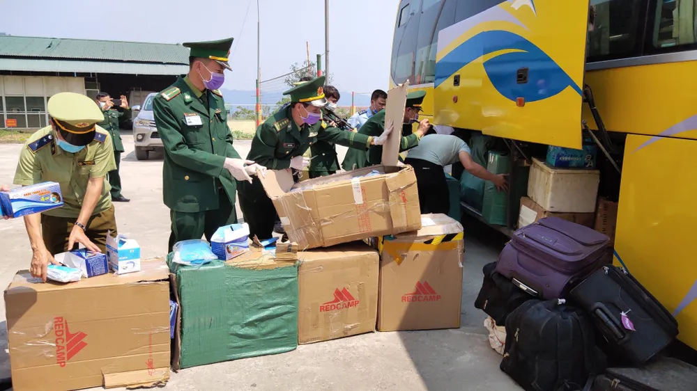 Phát hiện ô tô khách vận chuyển gần 30.000 khẩu trang y tế từ Việt Nam sang Lào ảnh 2