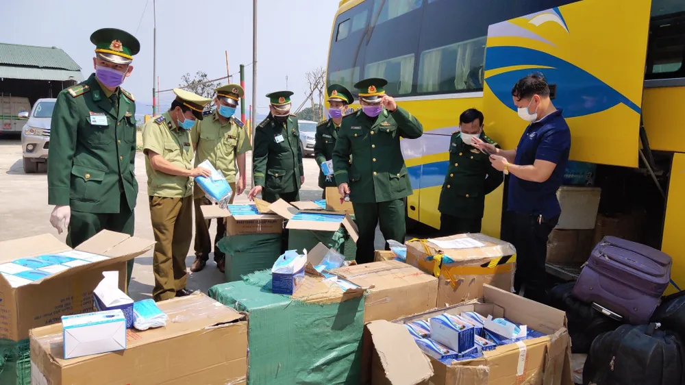 Lực lượng chức năng phát hiện xe khách vận chuyển trái phép khẩu trang y tế