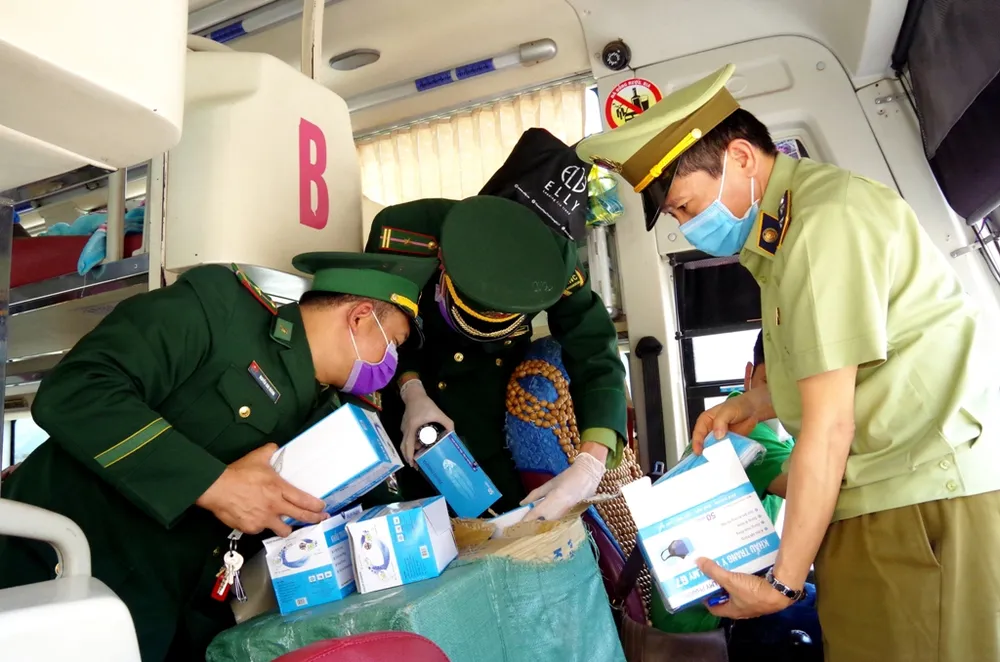 Phát hiện ô tô khách vận chuyển gần 30.000 khẩu trang y tế từ Việt Nam sang Lào ảnh 1