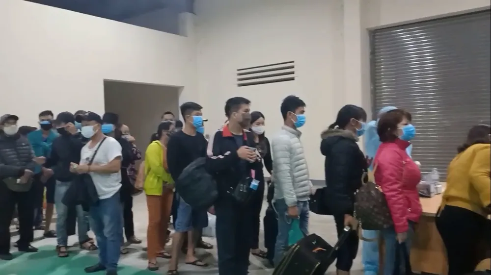 Hàng trăm công dân Việt Nam từ Lào về qua Cửa khẩu quốc tế Cầu Treo ảnh 2