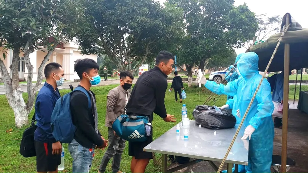 Hàng trăm công dân Việt Nam từ Lào về qua Cửa khẩu quốc tế Cầu Treo ảnh 4